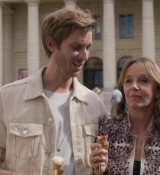 Emily_in_Paris_S02E08_WEBRip_x264-ION10_1194.jpg