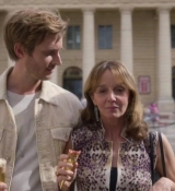 Emily_in_Paris_S02E08_WEBRip_x264-ION10_1203.jpg