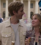 Emily_in_Paris_S02E08_WEBRip_x264-ION10_1221.jpg