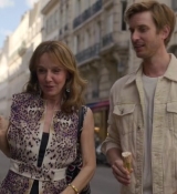 Emily_in_Paris_S02E08_WEBRip_x264-ION10_1246.jpg