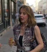 Emily_in_Paris_S02E08_WEBRip_x264-ION10_1358.jpg