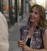 Emily_in_Paris_S02E08_WEBRip_x264-ION10_1389.jpg