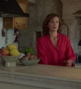 Emily_in_Paris_S02E08_WEBRip_x264-ION10_1774.jpg