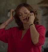 Emily_in_Paris_S02E08_WEBRip_x264-ION10_1793.jpg