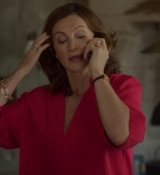 Emily_in_Paris_S02E08_WEBRip_x264-ION10_1794.jpg