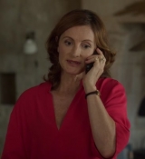 Emily_in_Paris_S02E08_WEBRip_x264-ION10_1811.jpg