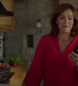 Emily_in_Paris_S02E08_WEBRip_x264-ION10_1824.jpg