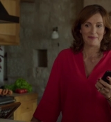 Emily_in_Paris_S02E08_WEBRip_x264-ION10_1826.jpg