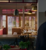 Emily_in_Paris_S02E08_WEBRip_x264-ION10_1841.jpg