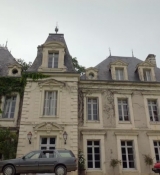 Emily_in_Paris_S02E08_WEBRip_x264-ION10_1848.jpg