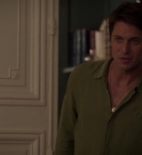 Emily_in_Paris_S02E08_WEBRip_x264-ION10_2107.jpg