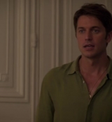 Emily_in_Paris_S02E08_WEBRip_x264-ION10_2114.jpg