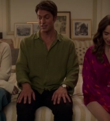 Emily_in_Paris_S02E08_WEBRip_x264-ION10_2143.jpg