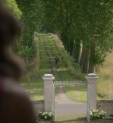 Emily_in_Paris_S02E08_WEBRip_x264-ION10_2527.jpg