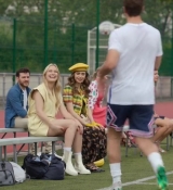 Emily_in_Paris_S02E09_WEBRip_x264-ION10_0106.jpg
