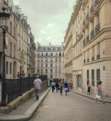 Emily_in_Paris_S02E09_WEBRip_x264-ION10_0193.jpg