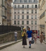 Emily_in_Paris_S02E09_WEBRip_x264-ION10_0212.jpg