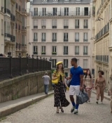Emily_in_Paris_S02E09_WEBRip_x264-ION10_0217.jpg