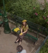Emily_in_Paris_S02E09_WEBRip_x264-ION10_0348.jpg