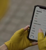 Emily_in_Paris_S02E09_WEBRip_x264-ION10_0376.jpg