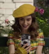 Emily_in_Paris_S02E09_WEBRip_x264-ION10_0387.jpg