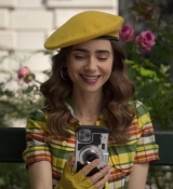 Emily_in_Paris_S02E09_WEBRip_x264-ION10_0403.jpg