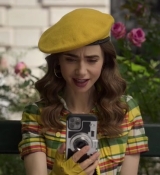 Emily_in_Paris_S02E09_WEBRip_x264-ION10_0423.jpg