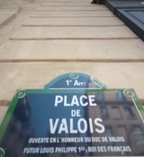 Emily_in_Paris_S02E09_WEBRip_x264-ION10_0485.jpg