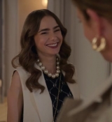 Emily_in_Paris_S02E09_WEBRip_x264-ION10_0527.jpg