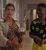 Emily_in_Paris_S02E09_WEBRip_x264-ION10_0559.jpg