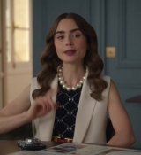 Emily_in_Paris_S02E09_WEBRip_x264-ION10_0670.jpg