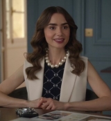 Emily_in_Paris_S02E09_WEBRip_x264-ION10_0705.jpg
