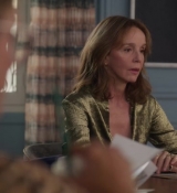 Emily_in_Paris_S02E09_WEBRip_x264-ION10_0708.jpg