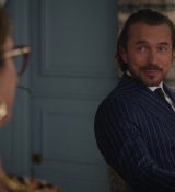Emily_in_Paris_S02E09_WEBRip_x264-ION10_0721.jpg