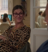 Emily_in_Paris_S02E09_WEBRip_x264-ION10_0749.jpg