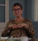 Emily_in_Paris_S02E09_WEBRip_x264-ION10_0755.jpg
