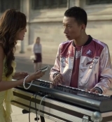 Emily_in_Paris_S02E09_WEBRip_x264-ION10_0821.jpg