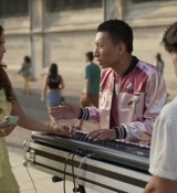 Emily_in_Paris_S02E09_WEBRip_x264-ION10_0858.jpg