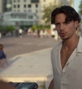 Emily_in_Paris_S02E09_WEBRip_x264-ION10_0941.jpg