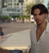 Emily_in_Paris_S02E09_WEBRip_x264-ION10_0942.jpg