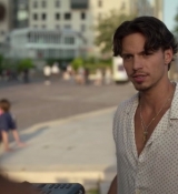 Emily_in_Paris_S02E09_WEBRip_x264-ION10_0944.jpg