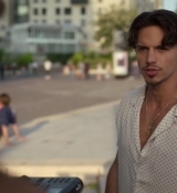 Emily_in_Paris_S02E09_WEBRip_x264-ION10_0949.jpg
