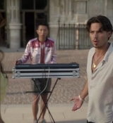 Emily_in_Paris_S02E09_WEBRip_x264-ION10_0988.jpg