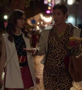 Emily_in_Paris_S02E09_WEBRip_x264-ION10_1031.jpg