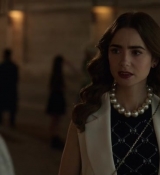 Emily_in_Paris_S02E09_WEBRip_x264-ION10_1133.jpg