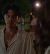 Emily_in_Paris_S02E09_WEBRip_x264-ION10_1164.jpg