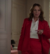 Emily_in_Paris_S02E09_WEBRip_x264-ION10_1458.jpg
