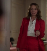 Emily_in_Paris_S02E09_WEBRip_x264-ION10_1463.jpg
