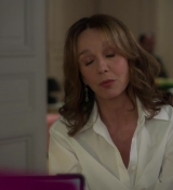 Emily_in_Paris_S02E09_WEBRip_x264-ION10_1605.jpg