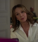 Emily_in_Paris_S02E09_WEBRip_x264-ION10_1606.jpg